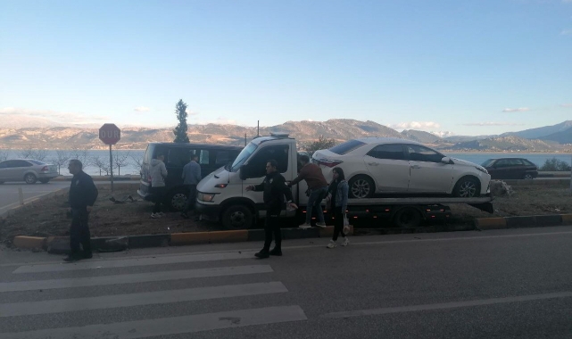 Isparta'da kaza yapan araçlar refüje çıktı