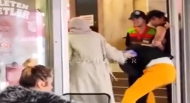İsrail'i protesto etmek için Burger King çalışanına saldırdı!