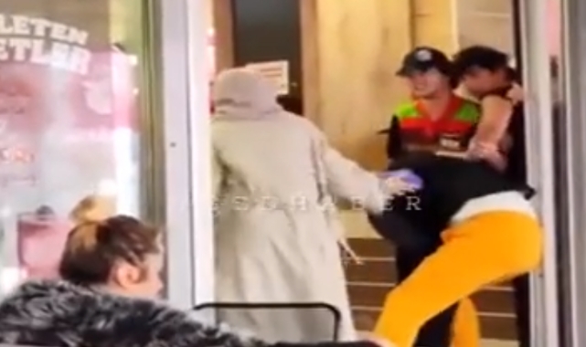 İsrail'i protesto etmek için Burger King çalışanına saldırdı!