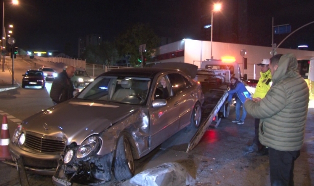 İstanbul'da 2 araç kafa kafaya çarpıştı: 2 yaralı