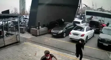 İstanbul'da fırtına bilançosu : 1 ölü, 4 yaralı
