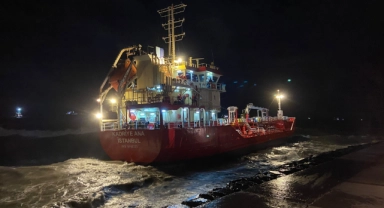 İstanbul'da gemi karaya oturdu! 11 kişilik mürettebat kurtarıldı