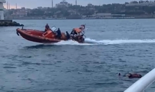 İstanbul'da Kadıköy-Beşiktaş vapurunda yolcu denize düştü