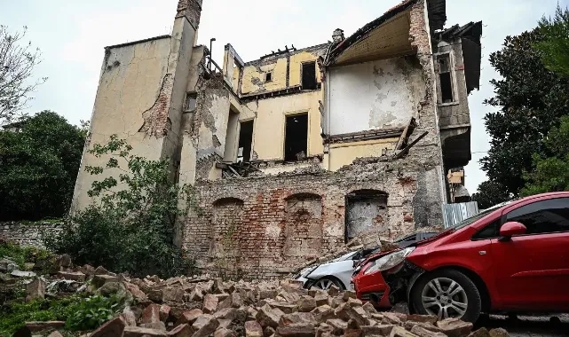 İstanbul'da metruk bina çöktü: İki araçta hasar oluştu