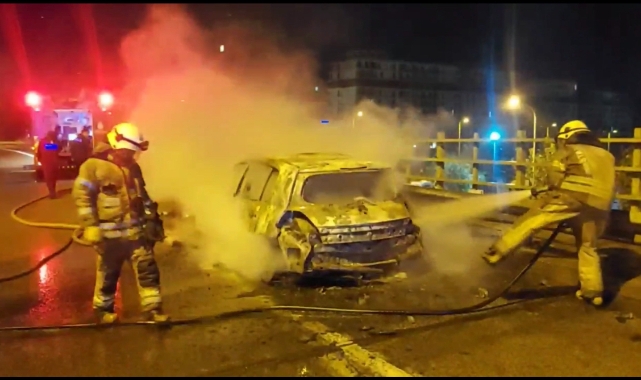 İstanbul'da otomobil alev alev yandı