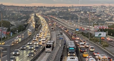 İstanbul'da sağanak yağış trafiği felç etti!