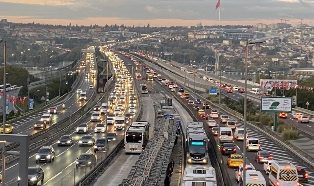 İstanbul'da sağanak yağış trafiği felç etti!