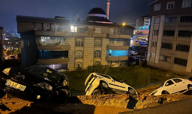 İstinat duvarı çöktü, 4 araç hasar gördü