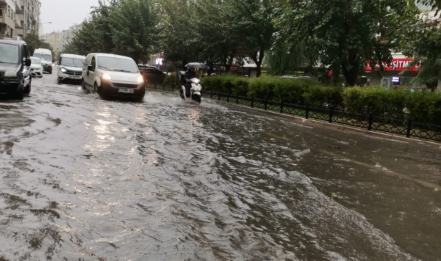 İzmir'de caddeler göle döndü