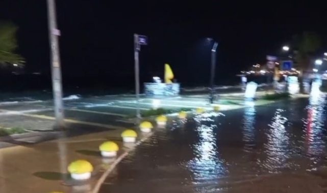 İzmir'de fırtına nedeniyle deniz taştı