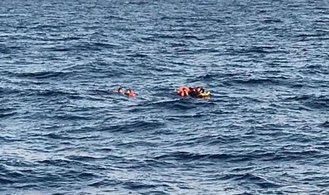 İzmir'de göçmenleri taşıyan lastik bot battı: 5 kişi hayatını kaybetti