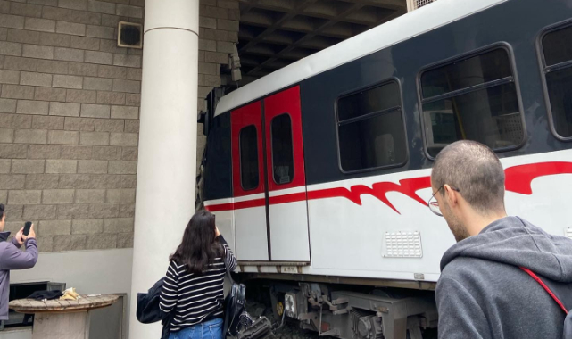 İzmir'de metro raydan çıkarak duvara çarptı!