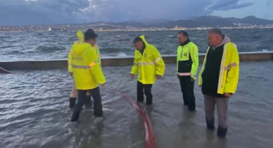 İzmir'de şiddetli yağış ve fırtına tsunami etkisi yarattı
