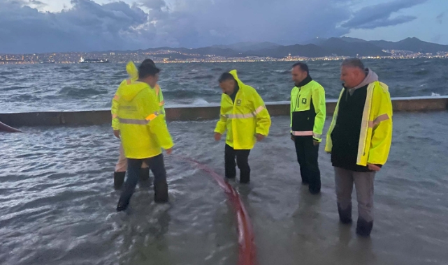 İzmir'de şiddetli yağış ve fırtına tsunami etkisi yarattı