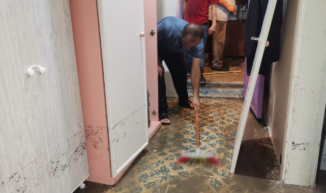 İzmir’de su basan evler savaş alanına döndü