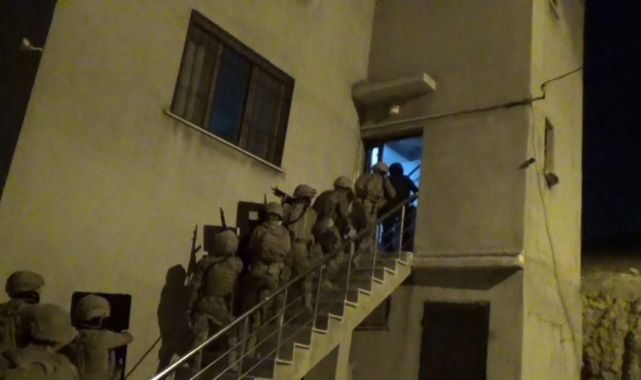 İzmir'de suç evine polis operasyonu