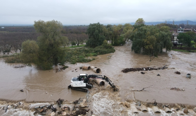 İznik'te taşan dereye ekipler müdahale etti