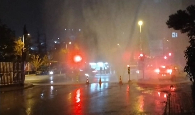 Kadıköy'de su borusu patladı, su metrelerce yükseldi