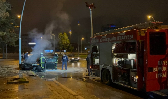 Kaldırıma çarpan otomobil alev aldı