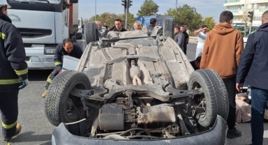 Kamyonun çarptığı otomobil ters döndü: 5 yaralı