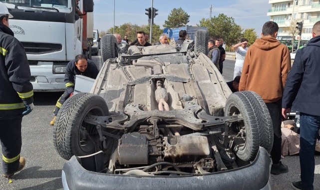 Kamyonun çarptığı otomobil ters döndü: 5 yaralı