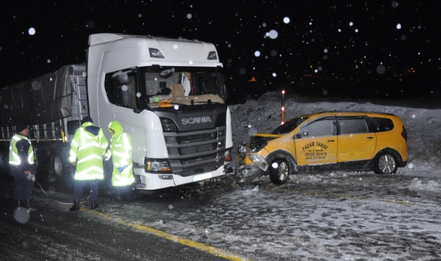 Kars’ta tır ile taksi çarpıştı: 1 ölü, 3 yaralı