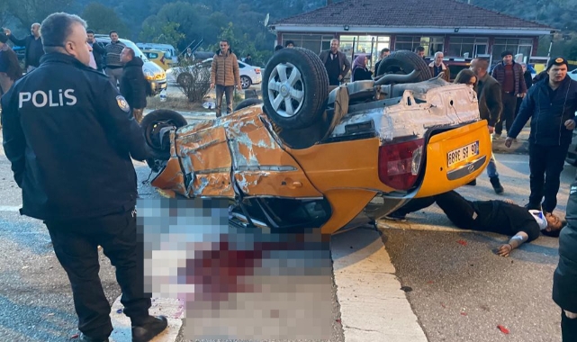 Karşı şeride uçup otomobille kafa kaya çarpıştı!