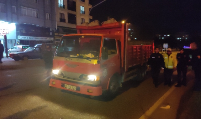 Karşıya geçmek isteyen anne kıza kamyonet çarptı