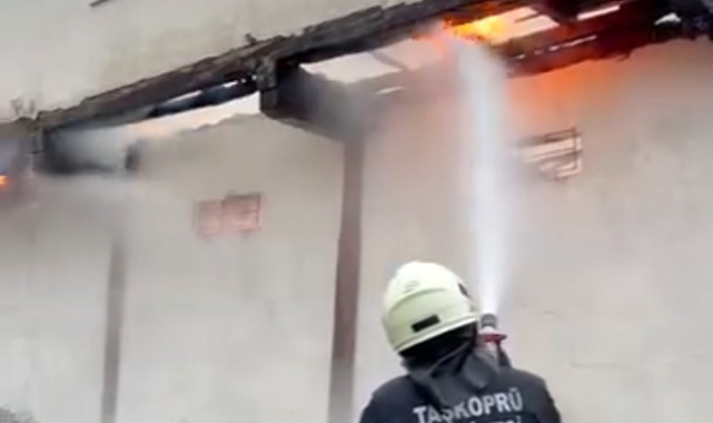 Kastamonu’da 2 katlı ahşap ev alev alev yandı
