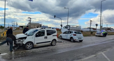 Kavşakta iki otomobil çarpıştı