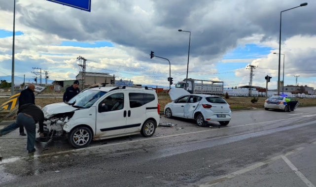 Kavşakta iki otomobil çarpıştı