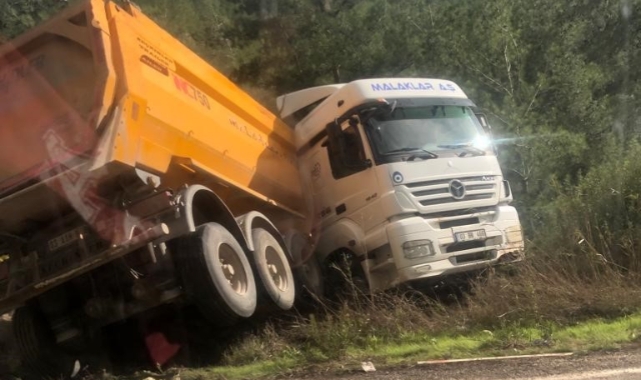 Kayganlaşan yolda kontrolü kaybolan TIR devrildi
