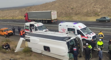 Kayseri'de yolcu midibüsü devrildi: 14 yaralı