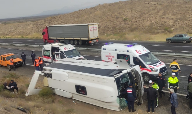 Kayseri'de yolcu midibüsü devrildi: 14 yaralı