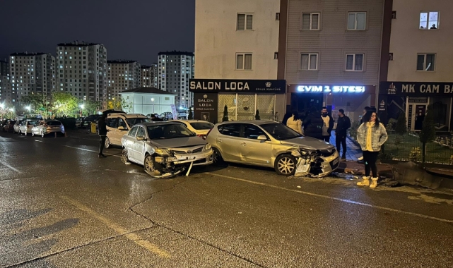 Kazaya karışan otomobil 3 otomobile çarptı