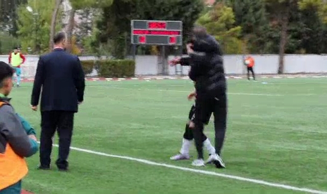 Kırmızı kart gören futbolcusunu tokatladı