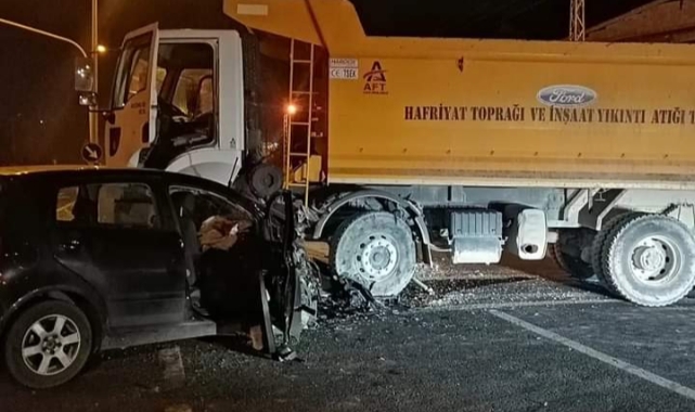 Kırşehir'de hafriyat kamyonu ile otomobil çarpıştı: 3 yaralı