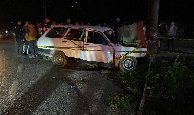 Kocaeli’de otomobil elektrik direğine çarptı!