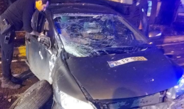 Kontrolden çıkan otomobil ağaca çarptı: 3 yaralı