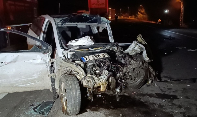 Kontrolden çıkan otomobil karşı şeride geçti, iki TIR'la çarpıştı