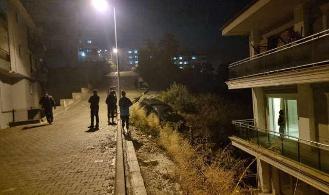 Kontrolden çıkan otomobil, korkuluklara çarparak durdu