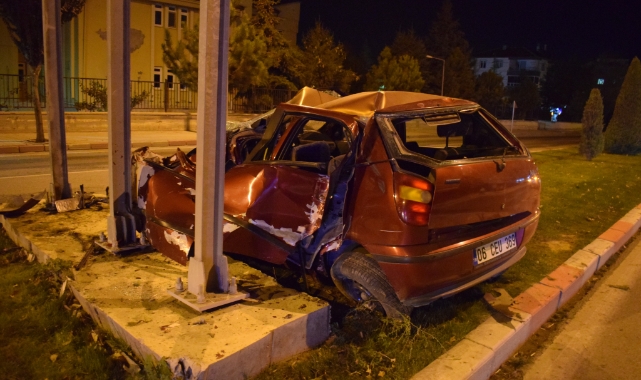 Kontrolden çıkan otomobil yön levhasına çarptı!