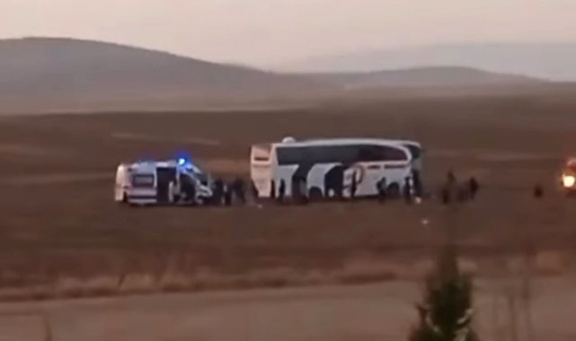 Konya'da yolcu otobüsü traktöre çarptı: 8 yaralı