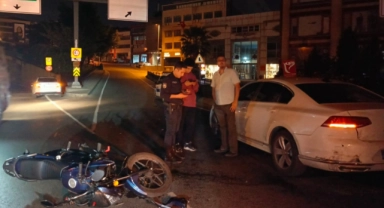 Korkutan kaza! Motosiklet otomobile çarptı
