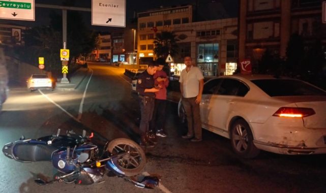 Korkutan kaza! Motosiklet otomobile çarptı