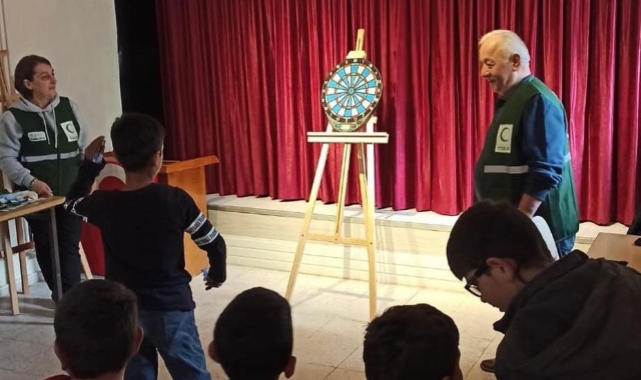 Köy okulu öğrencileri için dart etkinliği