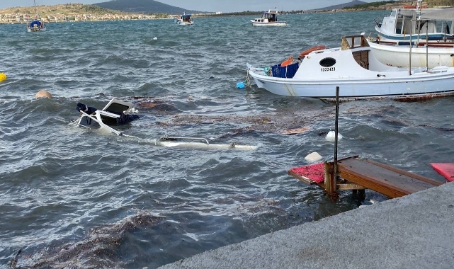 Kuvvetli fırtına ile gelen yağış Ayvalık’ı yıktı geçti