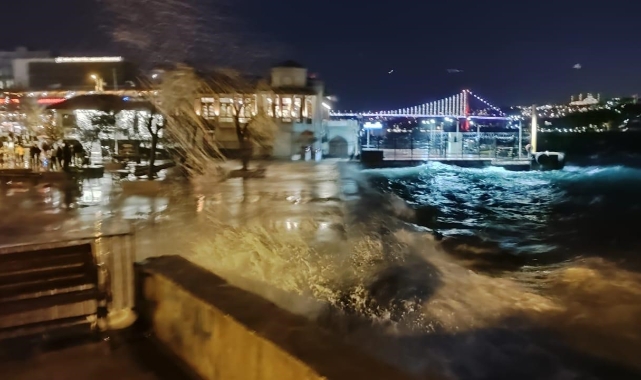 Marmara Denizi'nde fırtına: Seferler iptal edildi