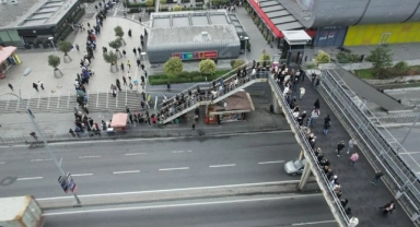 Metrelerce uzunluğunda 'efsane cuma' kuyruğu!