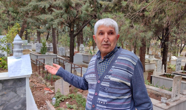 Mezardan çiçek çalan hırsıza not bıraktı